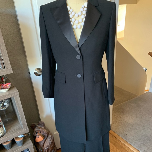 Tahari Other - Tahari tuxedo inspired women’s 2 pc suit